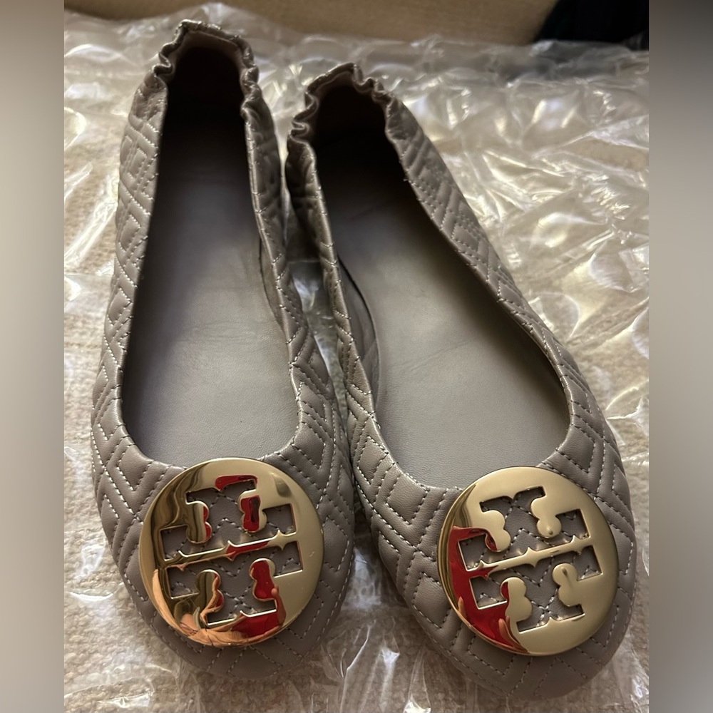 Like NEW Tory Burch Gray Leather Gold Logo Medallion Slip On Shoes SZ 9